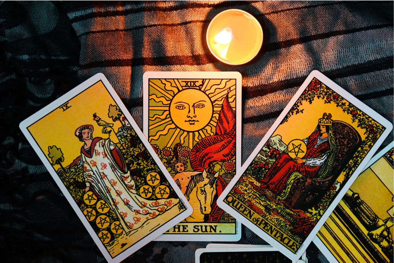Tarot destesi ve kart açılımı