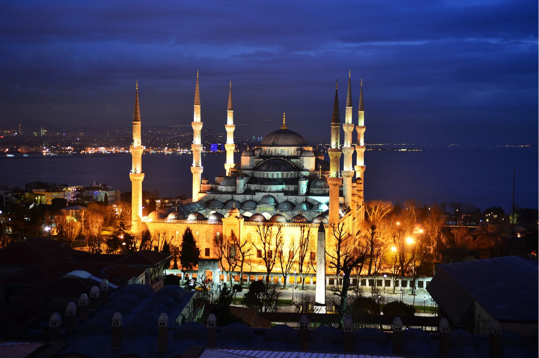 Ezan okunan ve caminin bir parçası olan minare
