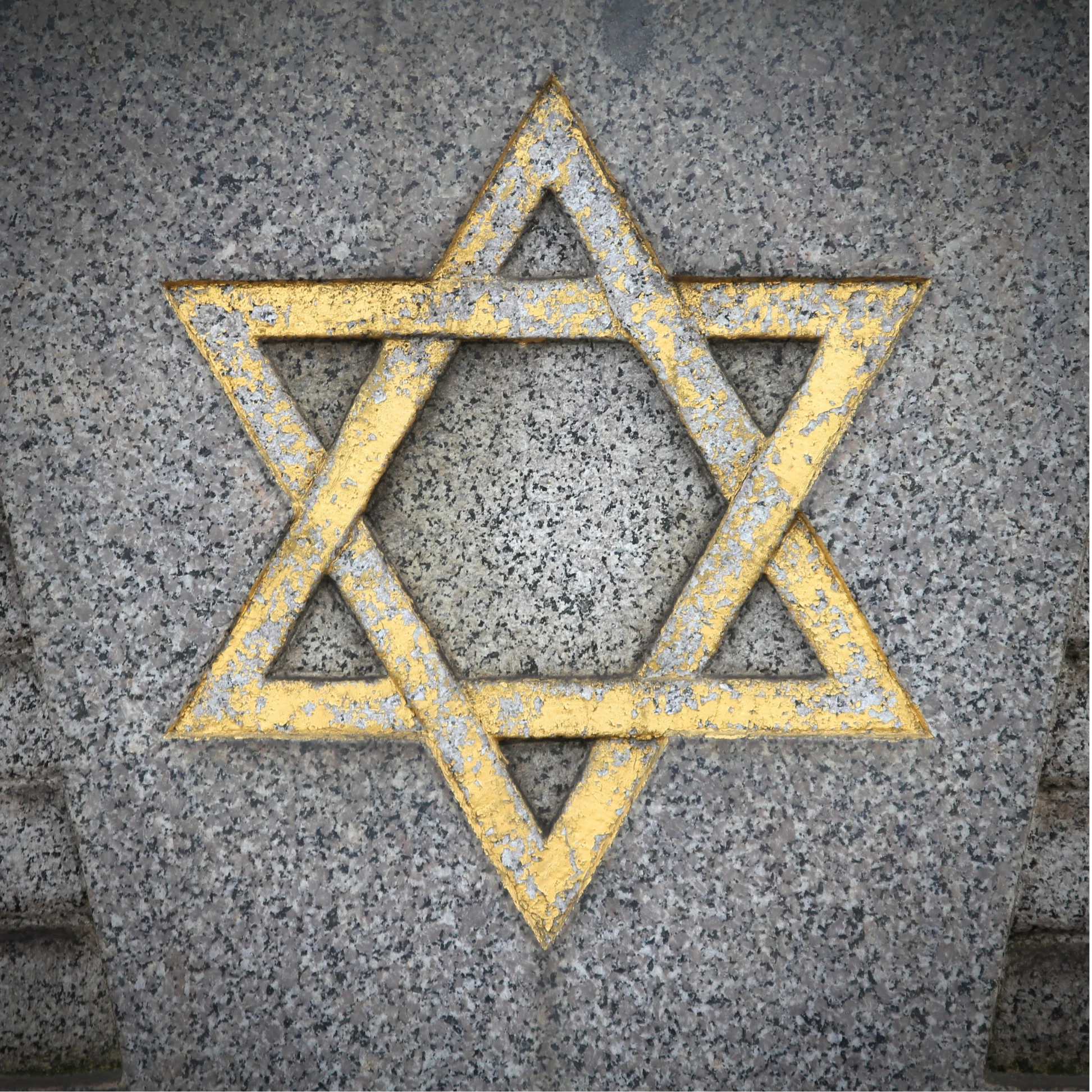 Yahudi kimliğinin sembolü olan mavi Davud Yıldızı (Magen David)