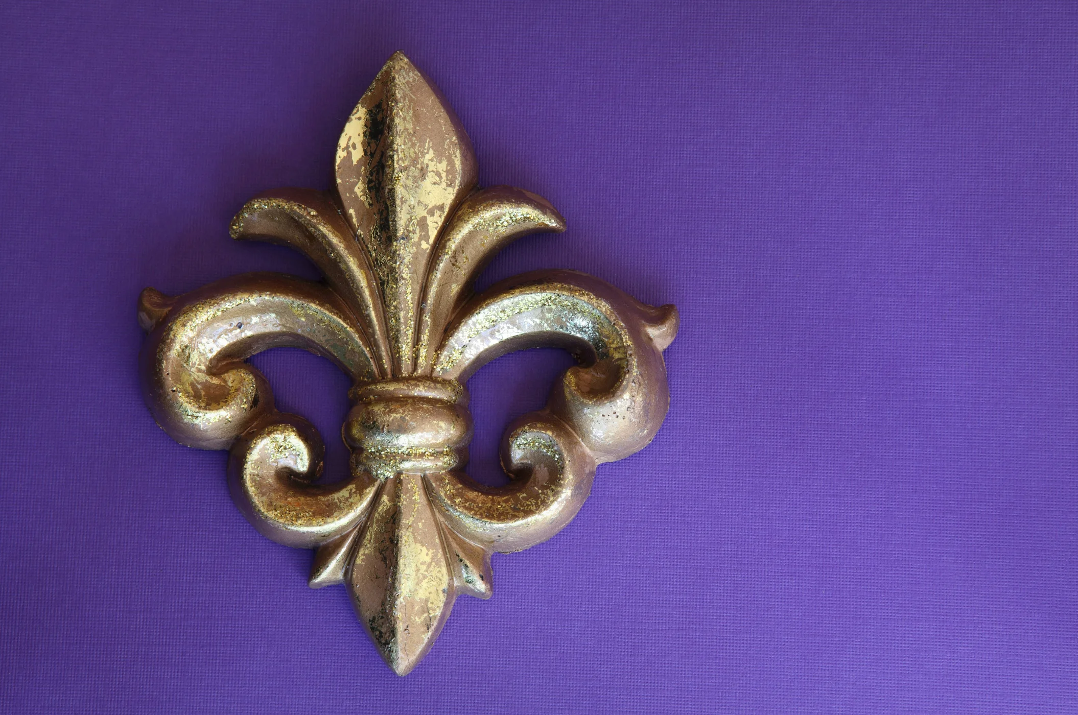 Teslis ve saflığı simgeleyen Fleur de Lis (zambak) sembolü