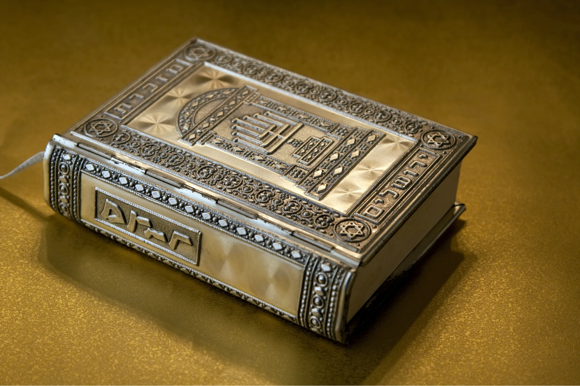 İşlemeli gümüş kapaklı antika Yahudi dua kitabı (Siddur)