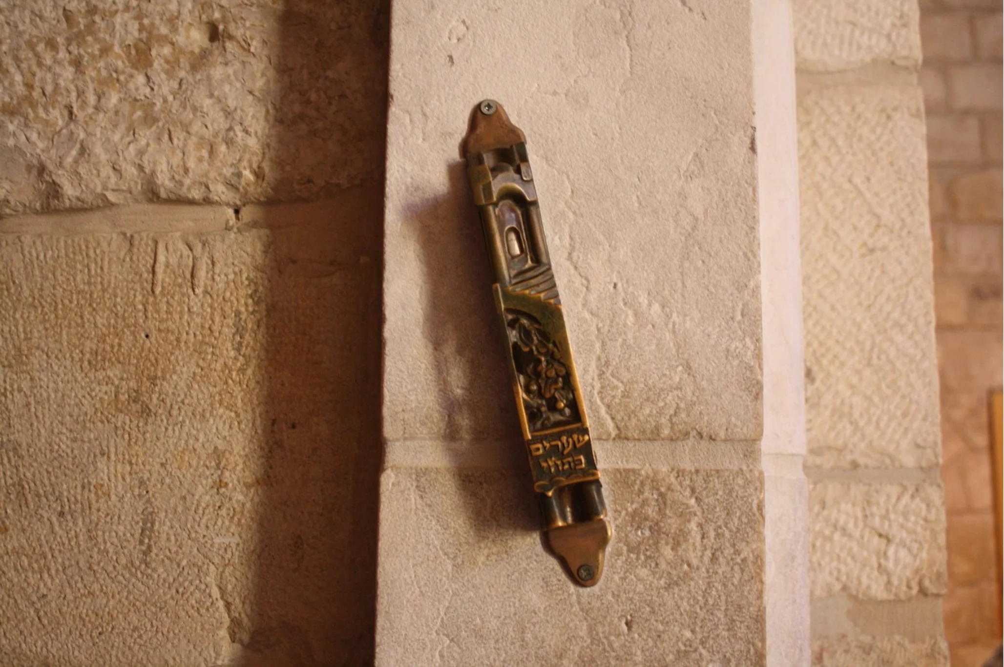 Kapı eşiklerine asılan, içinde dua bulunan Mezuzah muhafazası