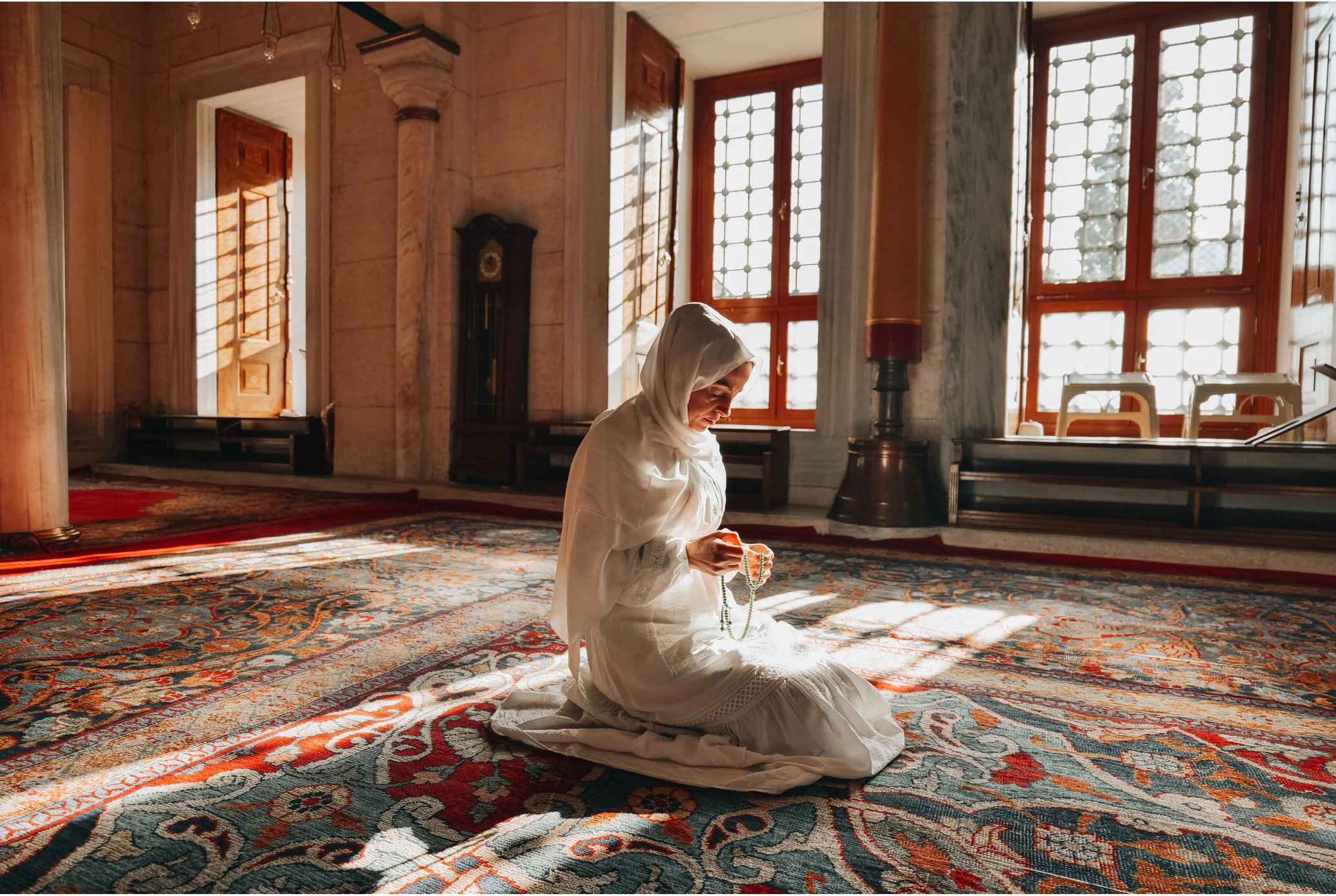 Kabe'ye yönelerek namaz kılan Müslümanlar