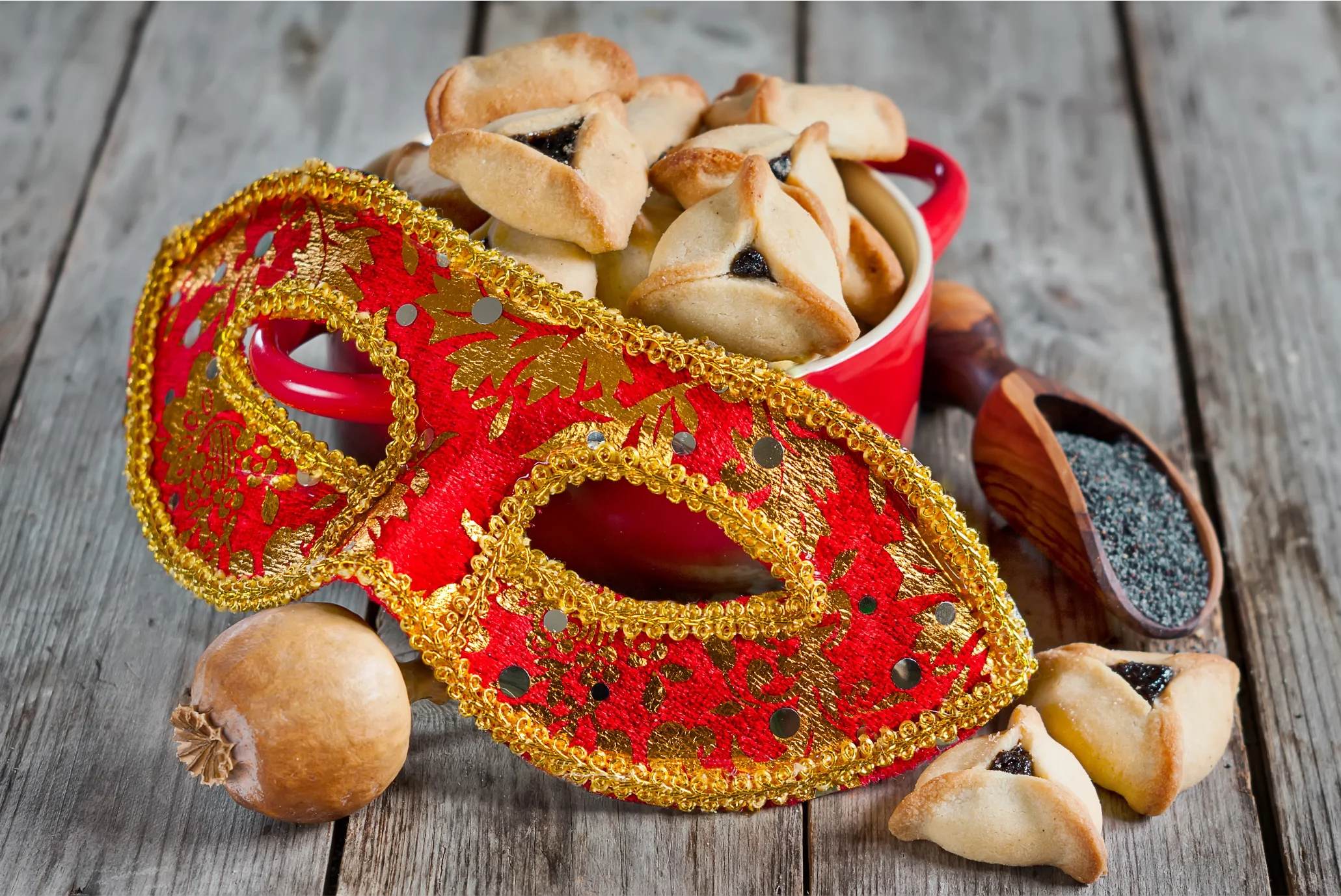 Purim Bayramı kutlamaları ve geleneksel maskeler/yiyecekler