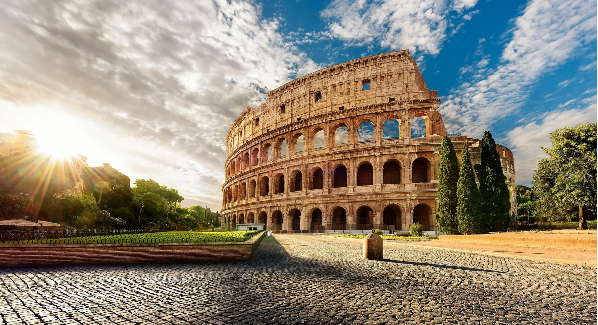Roma'daki eliptik yapılı Kolezyum amfitiyatrosu
