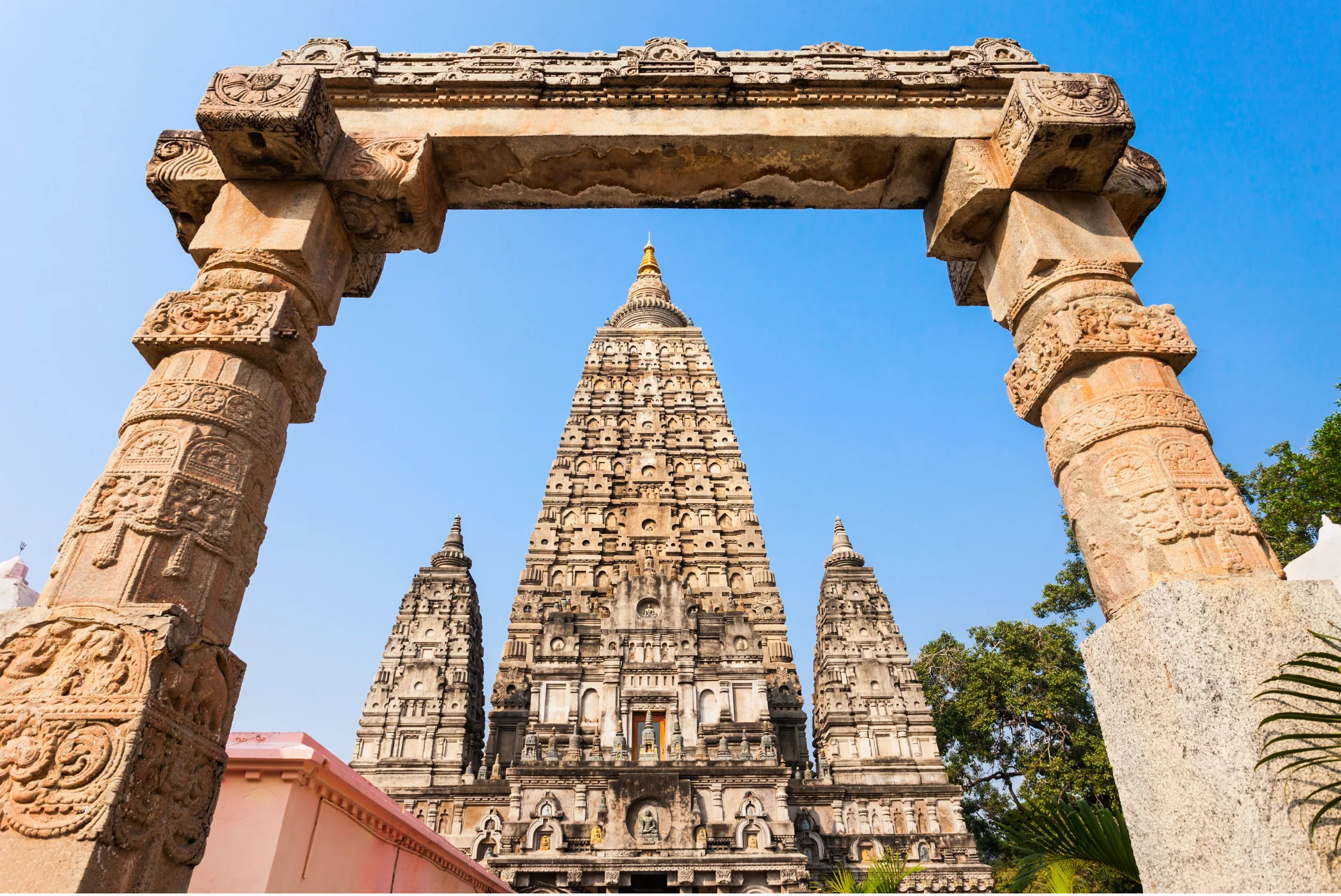 Buda'nın aydınlandığı yer olan Bodh Gaya'daki Mahabodhi Tapınağı