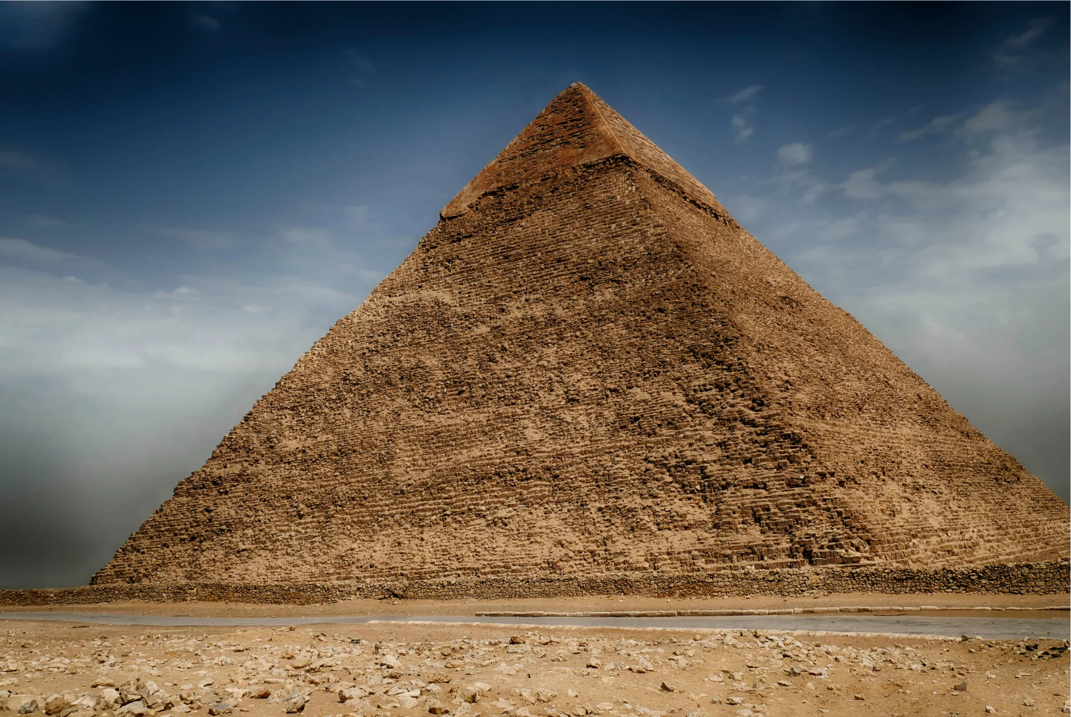 Mısır Giza'daki antik Keops (Büyük) Piramidi ve Sfenks