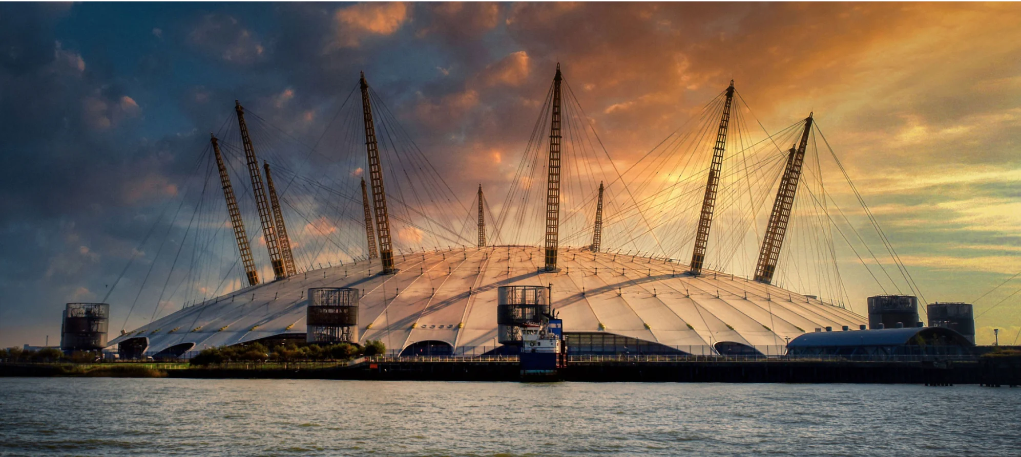 Londra'daki modern O2 Arena'nın geniş kubbe yapısı