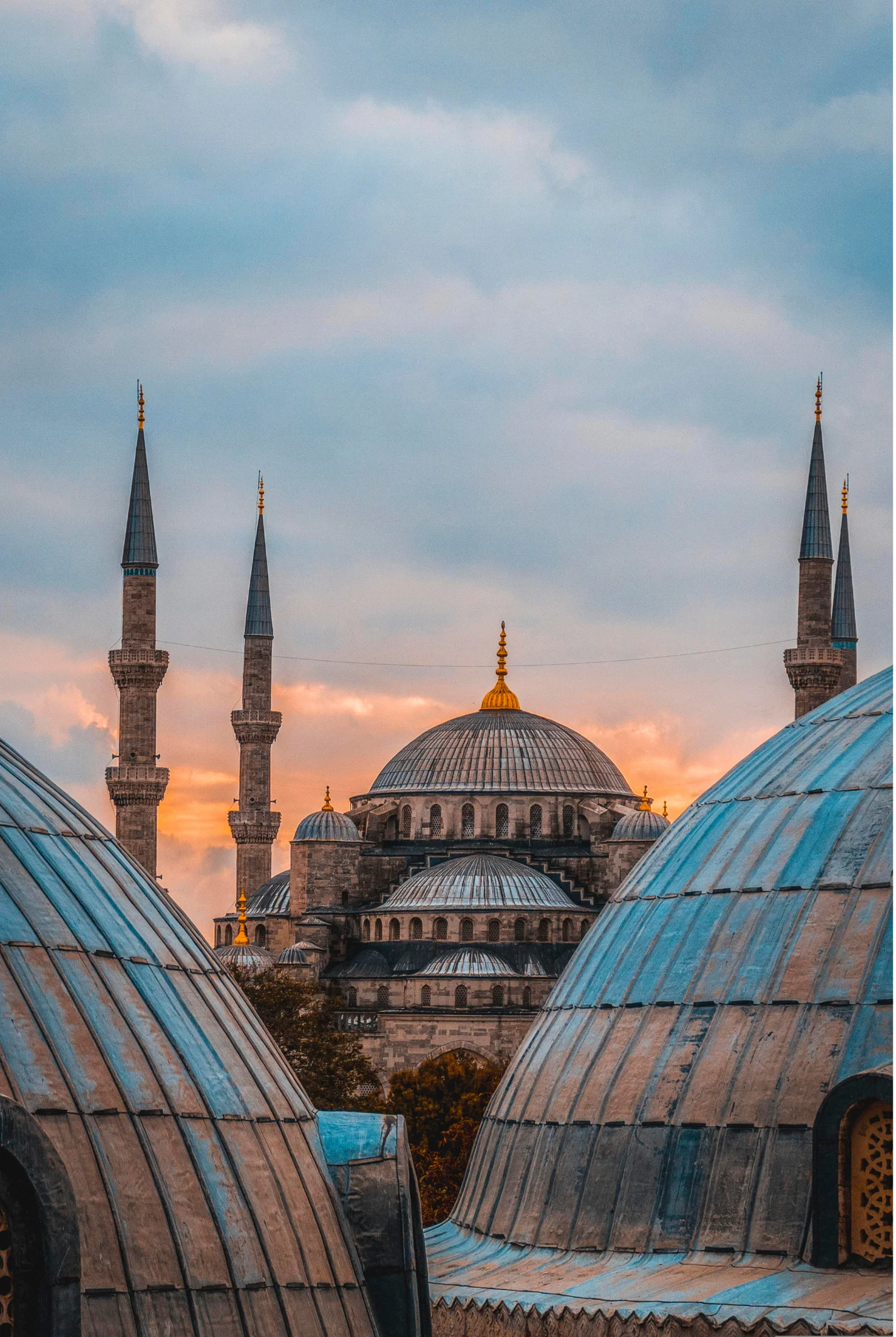 Cennet çatısını ve tanrılar âlemini temsil eden klasik kubbe içi