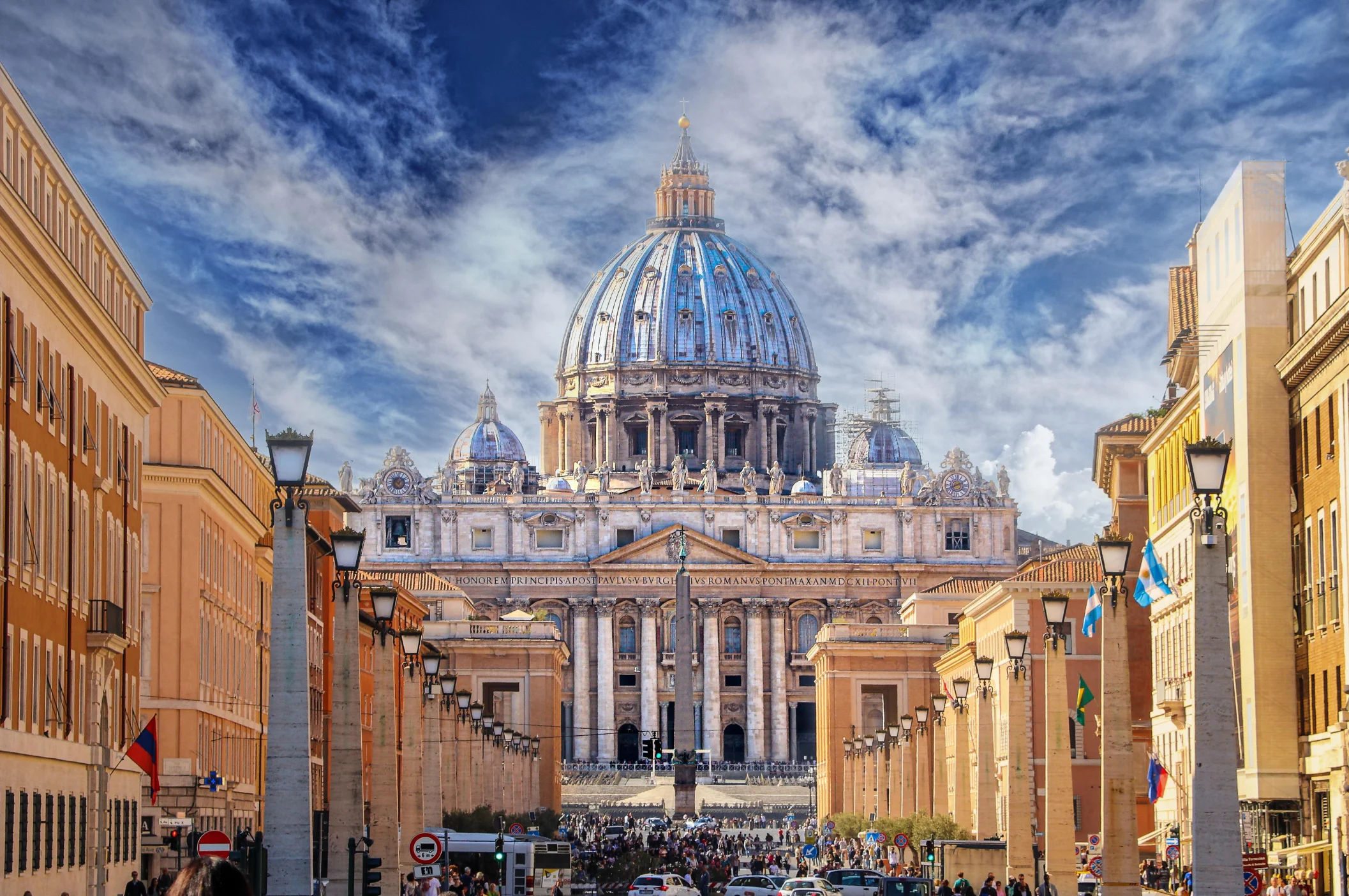 Vatikan'daki görkemli San Pietro (St. Peter) Bazilikası