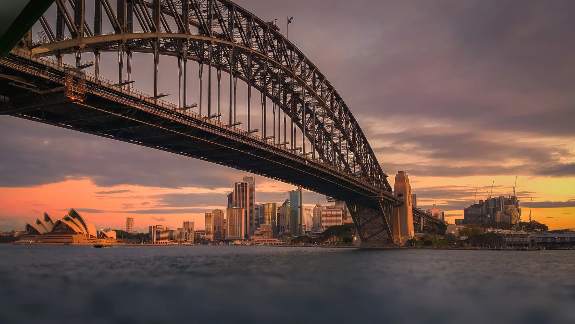 Avustralya'nın sembolü Sydney Liman Köprüsü ve Opera Binası