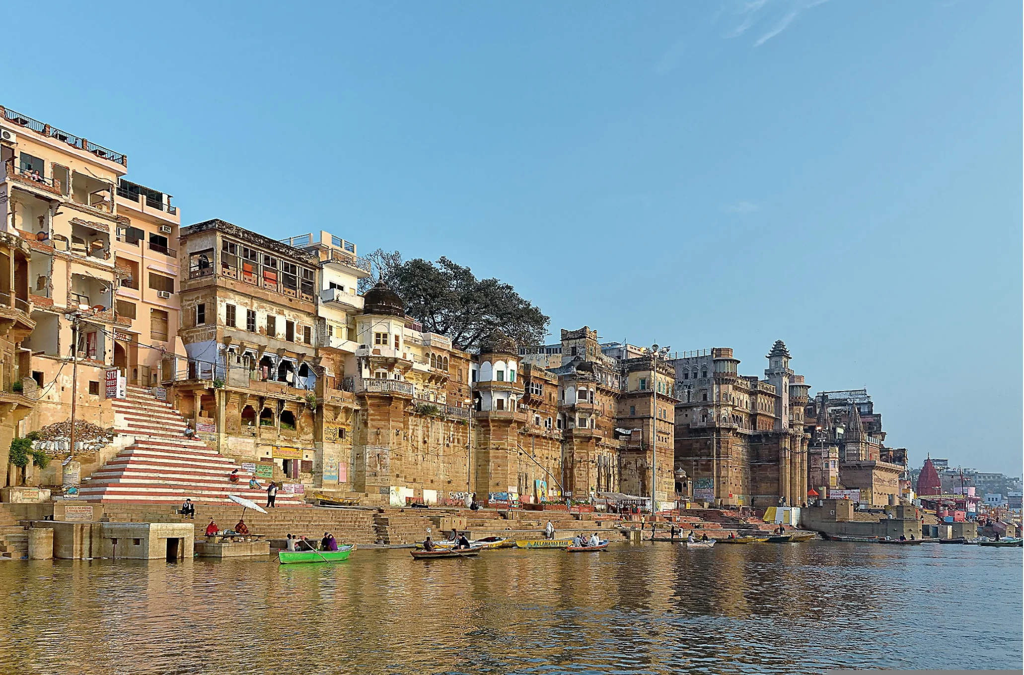 Hindistan'da Ganj Nehri kıyısındaki kutsal Varanasi şehri ve ghatlar